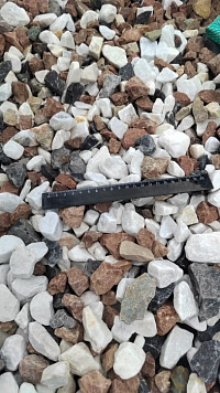 Kamenclub.ru: Мраморная крошка (щебень крошка микс : белый-черный-розовый) фр. 20-40 мм.  купить в Махачкале мрамор белый, черный, розовый декоративная ландшафтная крошка 12000 руб/т   фото КАМЕНЬ КЛУБ