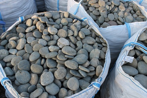 Kamenclub.ru: Галька речная плоская (ассорти) фр. 100-200-300 мм купить  в Махачкале галька галечник природный серый, белый темно-серый синий рыжий светло-серый природная галька плоская крупная 8000 руб/т   фото КАМЕНЬ КЛУБ