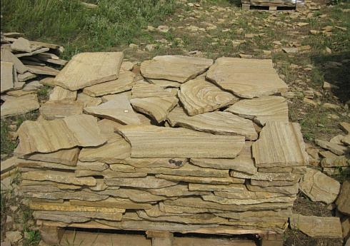 Kamenclub.ru: Песчаник пластушка желтый с разводом под дерево (2 см)  купить в Махачкале плитняк желтый с разводами, желтый, рыжий, серый песчаник пластушка рваная ландшафтная 11 000 руб/м3   фото КАМЕНЬ КЛУБ