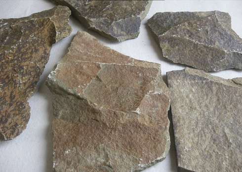 Kamenclub.ru: Песчаник пластушка "фонтанка" серо-зеленая (3,0-5,0 см)  купить в Махачкале песчаник серо-зеленая колотые плитки облицовочные пластушки 11400 руб/м3   фото КАМЕНЬ КЛУБ