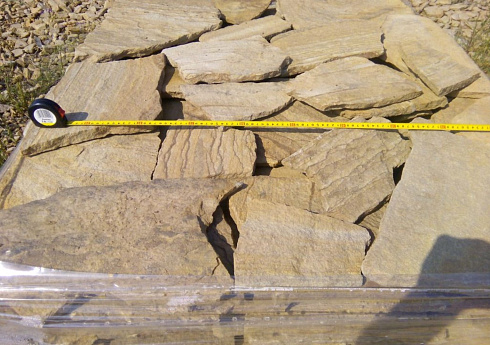 Kamenclub.ru: Песчаник пластушка желтый с разводом под дерево (2 см)  купить в Махачкале плитняк желтый с разводами, желтый, рыжий, серый песчаник пластушка рваная ландшафтная 11 000 руб/м3   фото КАМЕНЬ КЛУБ