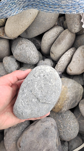 Kamenclub.ru: Галька речная окат (темно-серая) фр. 70-150 мм. купить  в Махачкале галька речная темно-серая, синяя, серая речная галька округлая  8000 руб/т   фото КАМЕНЬ КЛУБ