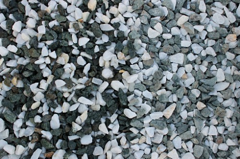 Kamenclub.ru: Мраморная крошка (щебень крошка микс: белый-зеленый) фр. 10-20 мм.  купить в Махачкале мрамор белый, зеленый каменная ландшафтная декоративная крошка щебня 9500 руб/т   фото КАМЕНЬ КЛУБ