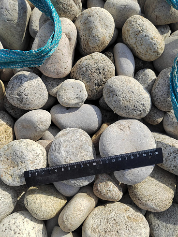 Kamenclub.ru: Галька речная окат (серо-белая) фр. 70-120 мм купить  в Махачкале галька галечник бело-серая, серо-белая, серая, белая речная природная галька  8000 руб/т   фото КАМЕНЬ КЛУБ