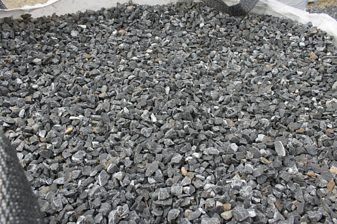 Kamenclub.ru: Щебень крошка черный (мрамор) фр. 40-70 мм.  купить в Махачкале мрамор черный с белыми прожилками, черный, белый декоративный щебень 11000 руб/т   фото КАМЕНЬ КЛУБ