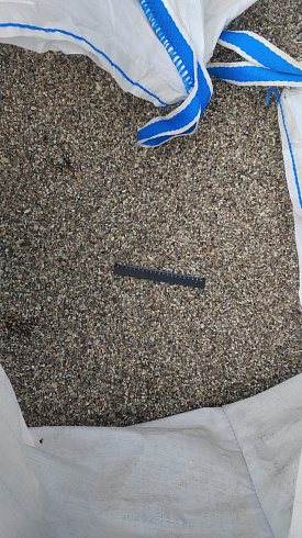 Kamenclub.ru: Галька речная окат (серая) фр.3-5 мм купить  в Махачкале галька речная серая бежевый темно-серый окатанный речной камень округлый 9500 руб/т   фото КАМЕНЬ КЛУБ