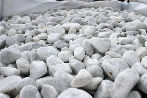 Kamenclub.ru: Мраморная крошка (щебень галтованный белый), фр.20-40 мм.  купить в Махачкале мрамор белый бежевый молочный мраморный щебень декоративный 17000 руб/т   фото КАМЕНЬ КЛУБ