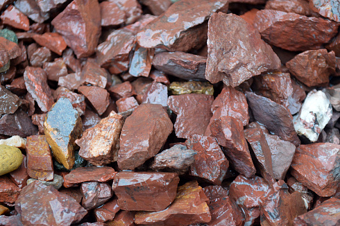 Kamenclub.ru: Щебень крошка красный (ЯШМА) фр. 5-10 мм.  купить в Махачкале крошка каменная яшмы красный, бордовый, темно-красный декоративная крошка ландшафтная каменная яшмоидная 8500 руб/т   фото КАМЕНЬ КЛУБ