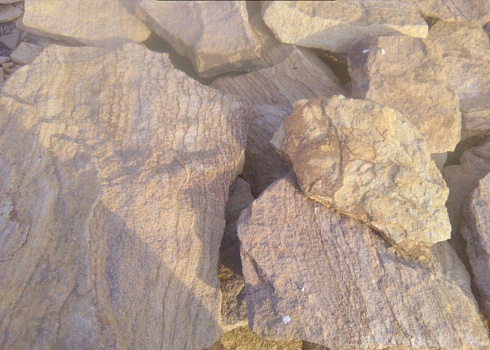 Kamenclub.ru: Песчаник пластушка "фонтанка" желтая (3,0 - 5,0 см)  купить в Махачкале песчаник желтая, рыжий, желтый песчаник колотый рваный со сколом облицовочный 16200 руб/м3   фото КАМЕНЬ КЛУБ