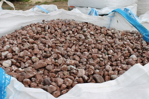 Kamenclub.ru: Мраморная крошка (щебень галтованный розовый) фр.10-20 мм.  купить в Махачкале мрамор розовый, красный ландшафтный декоративный окатанный округлый щебень 15000 руб/т   фото КАМЕНЬ КЛУБ