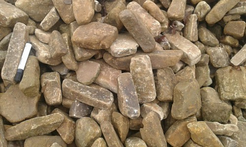 Kamenclub.ru: Песчаник для строительства и кладки блочный (фр 100-200 мм)  купить в Махачкале песчаник бежевый серый рыжий валун мелкий для строительства песчаник 6500 руб/т   фото КАМЕНЬ КЛУБ