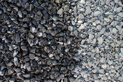 Kamenclub.ru: Щебень галтованный черный (мрамор) фр.10-20 мм.  купить в Махачкале мрамор черный с белыми прожилками, черный, белый окатанный округлый ландшафтный декоративный щебень 15000 руб/т   фото КАМЕНЬ КЛУБ