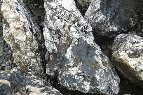 Kamenclub.ru: Черный гранит - кварцит фр. 500-1000 мм.  купить в Махачкале гранит кварцит черный серый белый скальный колотый валун 9750 руб/т   фото КАМЕНЬ КЛУБ