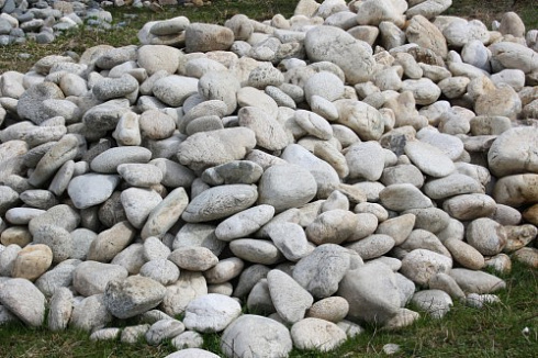 Kamenclub.ru: Бело-серый валунчик фр.100-300 мм.  купить в Махачкале крупный камень для ландшафта серый, белый бело-серый валун крупная галька 4500 руб/т   фото КАМЕНЬ КЛУБ