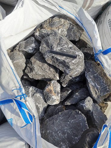 Kamenclub.ru: Черный мрамор скальник фр. 100-500 мм.  купить в Махачкале мрамор черный белый серый крупный колотый валун ландшафтный 8500 руб/т   фото КАМЕНЬ КЛУБ