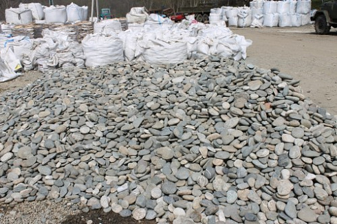 Kamenclub.ru: Галька речная плоская (ассорти) фр. 70-150 мм. купить  в Махачкале галька галечник серый белый темно-серый синий светло-серый плоская природная галька  9000 руб/т   фото КАМЕНЬ КЛУБ