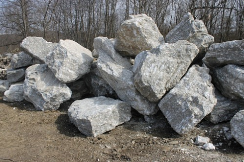 Kamenclub.ru: Мраморизированный известняк фр.500-1500 мм.  купить в Махачкале    10000 руб/т   фото КАМЕНЬ КЛУБ