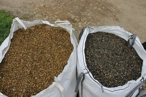 Kamenclub.ru: Галька окат (серо-желтая) фр.10-20 мм. купить  в Махачкале галька серо-желтая, рыжая, серый речная окатанная округлая галька 5000 руб/т   фото КАМЕНЬ КЛУБ