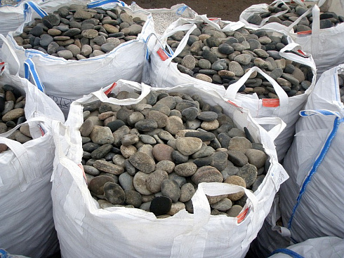 Kamenclub.ru: Галька речная плоская (ассорти) фр. 100-200-300 мм. купить  в Махачкале галька плоская разноцветная серый белый темно-серый синий речная галька ландшафтная 8000 руб/т   фото КАМЕНЬ КЛУБ