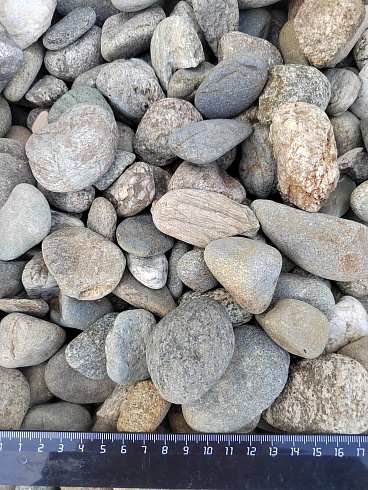 Kamenclub.ru: Галька речная окат (пестрая) фр. 20-40 мм. купить  в Махачкале галька речная пестрая, серая, серые оттенки галька речная окатанная округлая 5000 руб/т   фото КАМЕНЬ КЛУБ