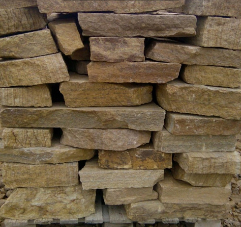 Kamenclub.ru: Песчаник пластушка желтый с рисунком (7-15 см)  купить в Махачкале плитняк - пластушка - бут желтый песчаник 10200 руб/м3   фото КАМЕНЬ КЛУБ