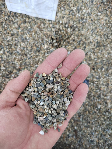 Kamenclub.ru: Галька речная окат (серая) фр.3-5 мм купить  в Махачкале галька речная серая бежевый темно-серый окатанный речной камень округлый 9500 руб/т   фото КАМЕНЬ КЛУБ