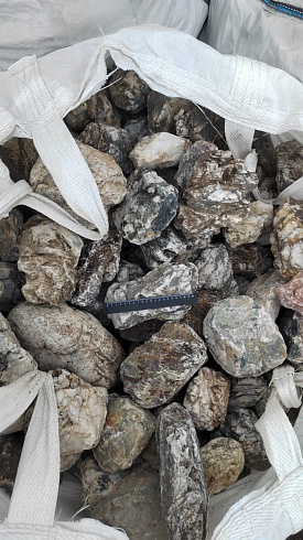 Kamenclub.ru: Кварцевый валунчик фр.100-300 мм.  купить в Махачкале кварц белый, бежевый молочный рыжий крупный природный камень галечник 7850 руб/т   фото КАМЕНЬ КЛУБ