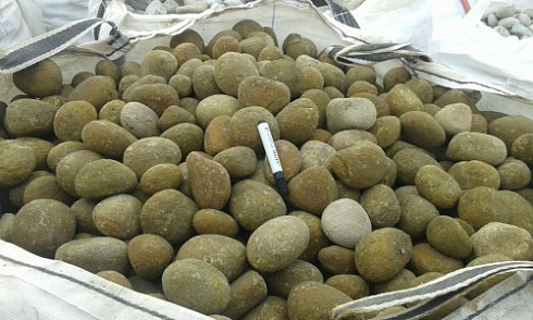 Kamenclub.ru: Песчаник ядра, фр. 100-300 мм  купить в Махачкале песчаник бежевый серый рыжий речная галька 5 000 руб/т   фото КАМЕНЬ КЛУБ