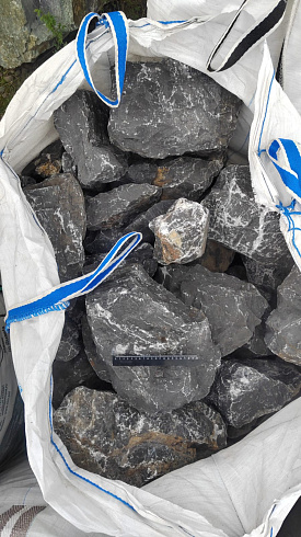 Kamenclub.ru: Черный мрамор скальник фр. 100-500 мм.  купить в Махачкале мрамор черный белый серый крупный колотый валун ландшафтный 8500 руб/т   фото КАМЕНЬ КЛУБ