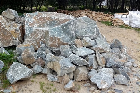 Kamenclub.ru: Гранит скальник (серо-зеленый) фр. 500-1500 мм.  купить в Махачкале гранит мрамор  серый зеленый темно-серый глыба скальная колотая ландшафтная 7 500 руб/т   фото КАМЕНЬ КЛУБ