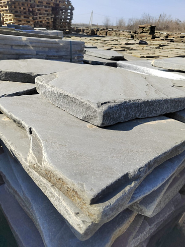 Kamenclub.ru: Песчаник пластушка светло-серый (4,0 - 6,0 см)  купить в Махачкале плитняк - пластушка светло-серый песчаник 12600 руб/м3   фото КАМЕНЬ КЛУБ