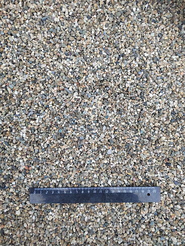 Kamenclub.ru: Галька речная окат (серая) фр.3-5 мм купить  в Махачкале галька речная серая бежевый темно-серый окатанный речной камень округлый 9500 руб/т   фото КАМЕНЬ КЛУБ
