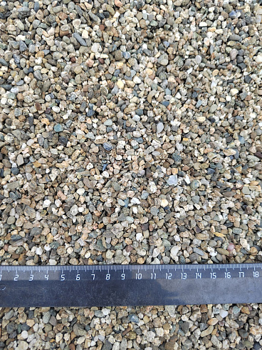 Kamenclub.ru: Галька речная окат (серая) фр.3-5 мм купить  в Махачкале галька речная серая бежевый темно-серый окатанный речной камень округлый 9500 руб/т   фото КАМЕНЬ КЛУБ