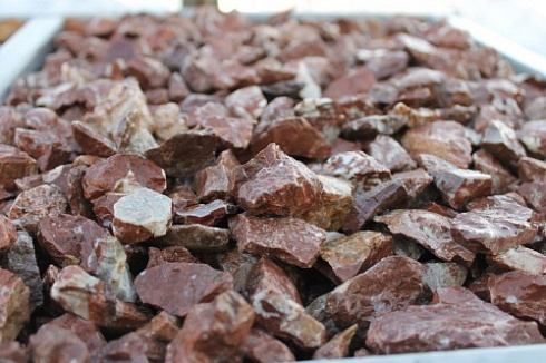 Kamenclub.ru: Мраморная крошка (щебень крошка розовый) фр. 20-40 мм.  купить в Махачкале мрамор розовый, красный мраморная крошка декоративная 11000 руб/т   фото КАМЕНЬ КЛУБ