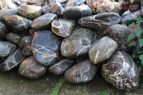 Kamenclub.ru: Валунчик Паутинник фр.100-300 мм  купить в Махачкале крупный природный камень галечник темно-серый с прожилками белый черный речной валунчик 5000 руб/т   фото КАМЕНЬ КЛУБ