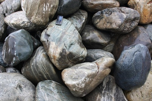 Kamenclub.ru: Речной валун Кабанчик фр.300-500 мм.  купить в Махачкале крупный природный камень галька серый, темно-серый речной валун галечник масштабный 7000 руб/т   фото КАМЕНЬ КЛУБ