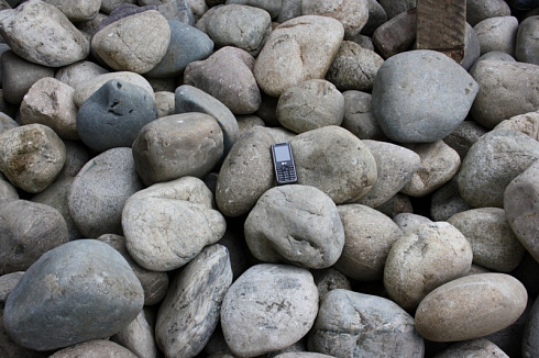 Kamenclub.ru: Темно-серый валунчик фр.100-300 мм.  купить в Махачкале крупный природный камень серый, темно-серый, светло-серый речная галька большого размера окатанная 4500 руб/т   фото КАМЕНЬ КЛУБ