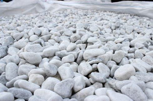 Kamenclub.ru: Мраморная крошка (щебень галтованный белый) фр.10-20 мм.  купить в Махачкале мрамор белый, молочный, айвори окатанный округлый декоративный ландшафтный щебень 17000 руб/т   фото КАМЕНЬ КЛУБ