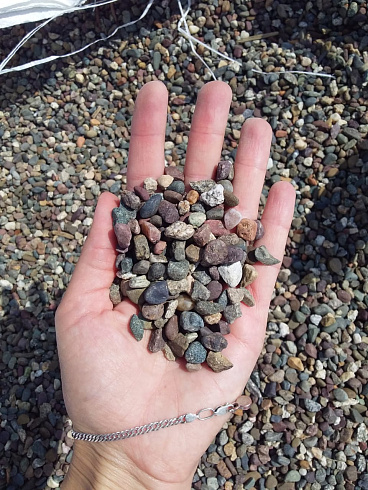 Kamenclub.ru: Галька речная окат цветная фр.5-10 мм. купить  в Махачкале галька речная белый, серый, красноватый, синий, темно-серый речная окатанная галька декоративная 6800 руб/т   фото КАМЕНЬ КЛУБ