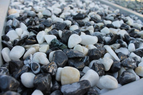 Kamenclub.ru: Мраморная крошка (щебень галтованный микс:белый-черный) фр.10-20 мм.  купить в Махачкале мрамор белый, черный окатанные округлые декоративные ландшафтные камни щебня 15500 руб/т   фото КАМЕНЬ КЛУБ