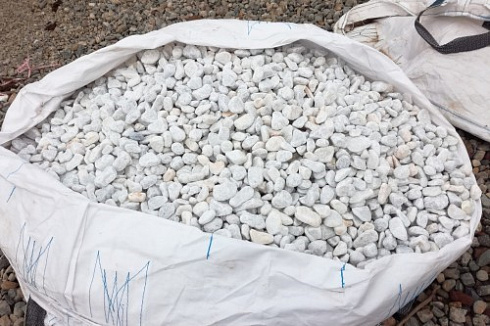 Kamenclub.ru: Мраморная крошка (щебень галтованный белый), фр.20-40 мм.  купить в Махачкале мрамор белый бежевый молочный мраморный щебень декоративный 17000 руб/т   фото КАМЕНЬ КЛУБ