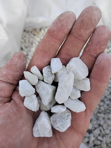 Kamenclub.ru: Мраморная крошка, щебень, цвет-белый, фр. 10-20 мм.  купить в Махачкале мрамор белый, молочный айвори каменная ландшафтная декоративная крошка шебня 12000 руб/т   фото КАМЕНЬ КЛУБ