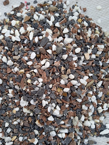 Kamenclub.ru: Мраморная крошка (щебень крошка микс : белый-черный-розовый) фр. 3-5 мм.  купить в Махачкале мрамор белый, черный, розовый, разноцветный мраморная каменная крошка декорвтивная 12000 руб/т   фото КАМЕНЬ КЛУБ