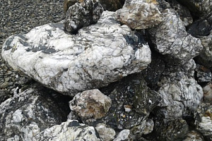 Kamenclub.ru: Черный гранит - кварцит фр. 500-1000 мм.  купить в Махачкале гранит кварцит черный серый белый скальный колотый валун 9750 руб/т   фото КАМЕНЬ КЛУБ