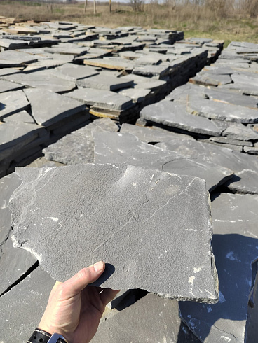 Kamenclub.ru: Песчаник пластушка светло-серый (2,0 см)  купить в Махачкале плитняк- ластушка светло-серый, серый рваный ландшафтный плитняк колотый 13800 руб/м3   фото КАМЕНЬ КЛУБ