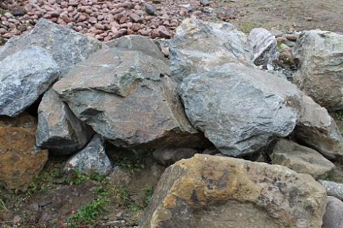 Kamenclub.ru: Змеевик скальник фр. 500-1500 мм.  купить в Махачкале змеевик зеленый серый черный глыба скальная колотая 7500 руб/т   фото КАМЕНЬ КЛУБ