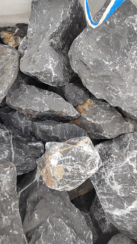 Kamenclub.ru: Черный мрамор скальник фр. 100-500 мм.  купить в Махачкале мрамор черный белый серый крупный колотый валун ландшафтный 8500 руб/т   фото КАМЕНЬ КЛУБ