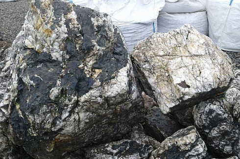 Kamenclub.ru: Черный гранит - кварцит фр. 100-500 мм.  купить в Махачкале мрамор гранит черный с белыми прожилками, серый, белый валун скальный колотый 7000 руб/т   фото КАМЕНЬ КЛУБ