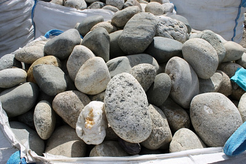 Kamenclub.ru: Речной валун (Ассорти) фр.100-300 мм.  купить в Махачкале галечник серый, темно-серый, светло-серый речная галька крупных размеров 4200 руб/т   фото КАМЕНЬ КЛУБ