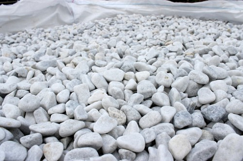 Kamenclub.ru: Мраморная крошка (щебень галтованный белый) фр.10-20 мм.  купить в Махачкале мрамор белый, молочный, айвори окатанный округлый декоративный ландшафтный щебень 17000 руб/т   фото КАМЕНЬ КЛУБ